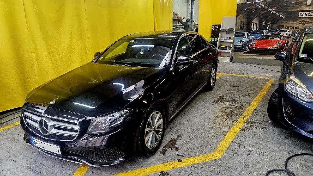 Crni Mercedes posle pranja u perionici Mr. Wash